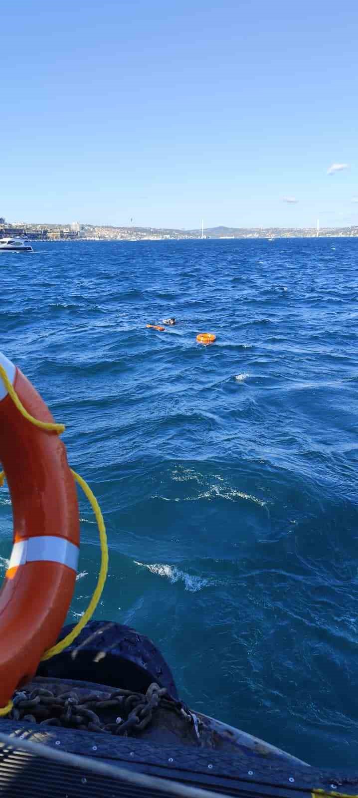 Boğulmak üzereyken vapurdaki yolcular fark etti, kurtarıldı