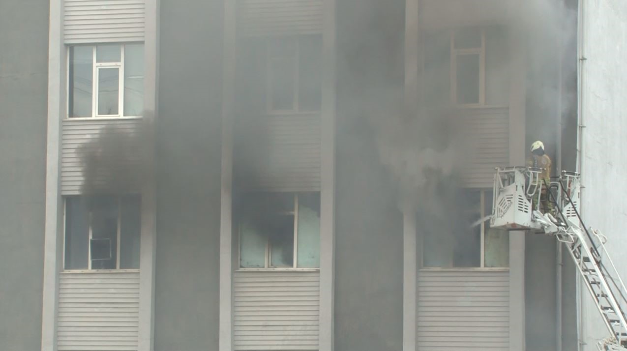 Başakşehir’de çorap imalathanesinde korkutan yangın