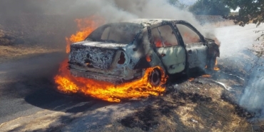 Balıkesir’de araç yangını ormana sıçramadan söndürüldü