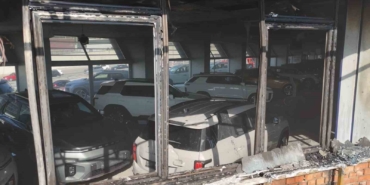 Pendik’te arazi yangını: Milyonluk sıfır araçlar son anda kurtarıldı