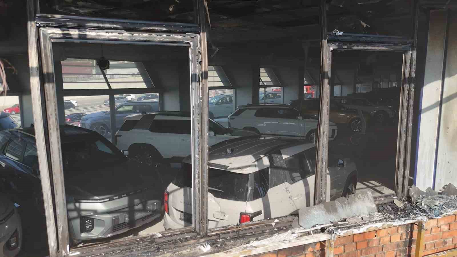 Pendik’te arazi yangını: Milyonluk sıfır araçlar son anda kurtarıldı