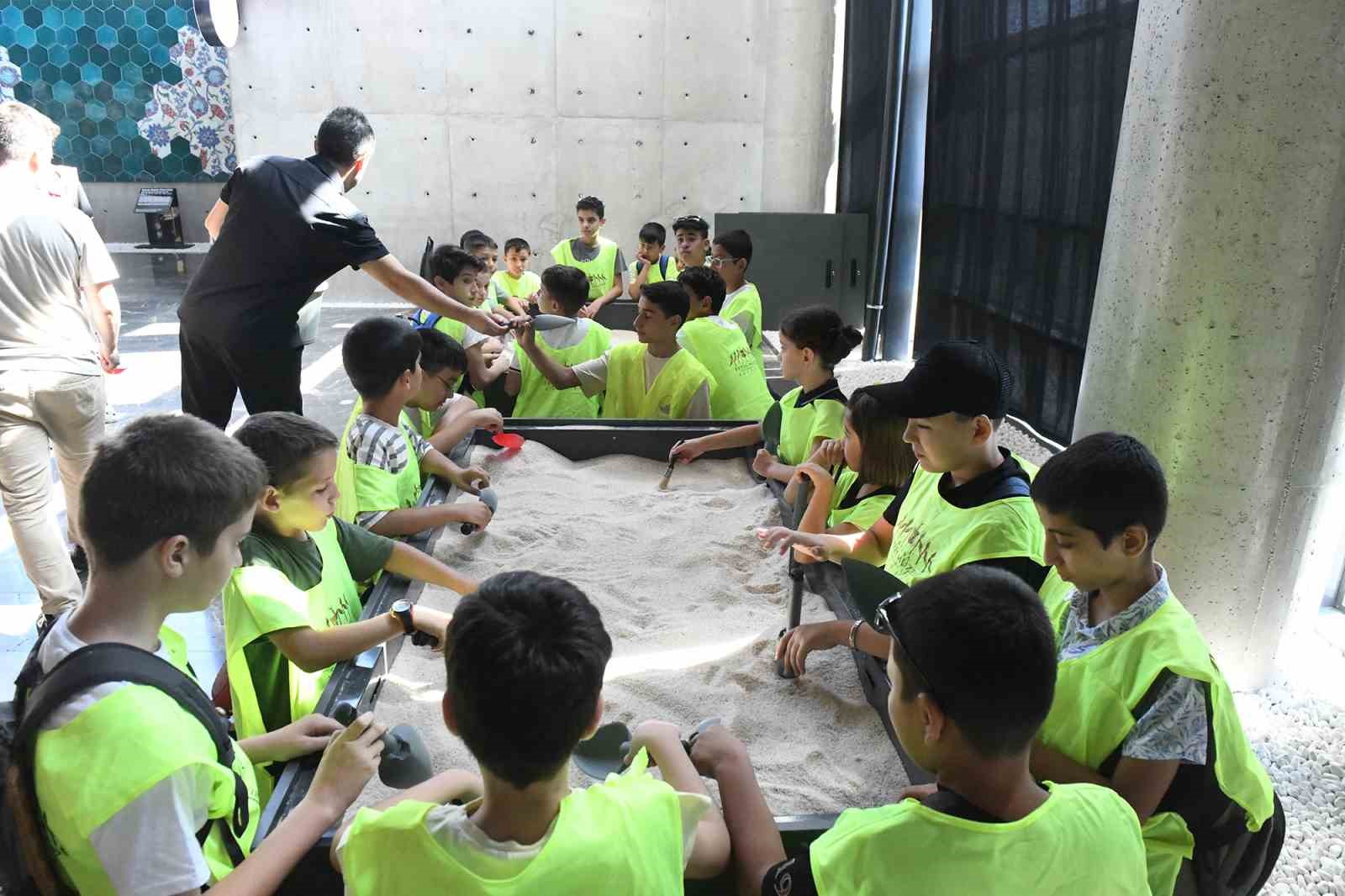 Minik arkeologlar, geçmişin izini sürüyor