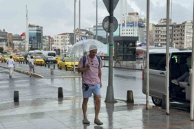 İstanbul’da yağmur etkili oldu: Taksim Meydanı ve çevresinde bazı vatandaşlar şemsiye açtı