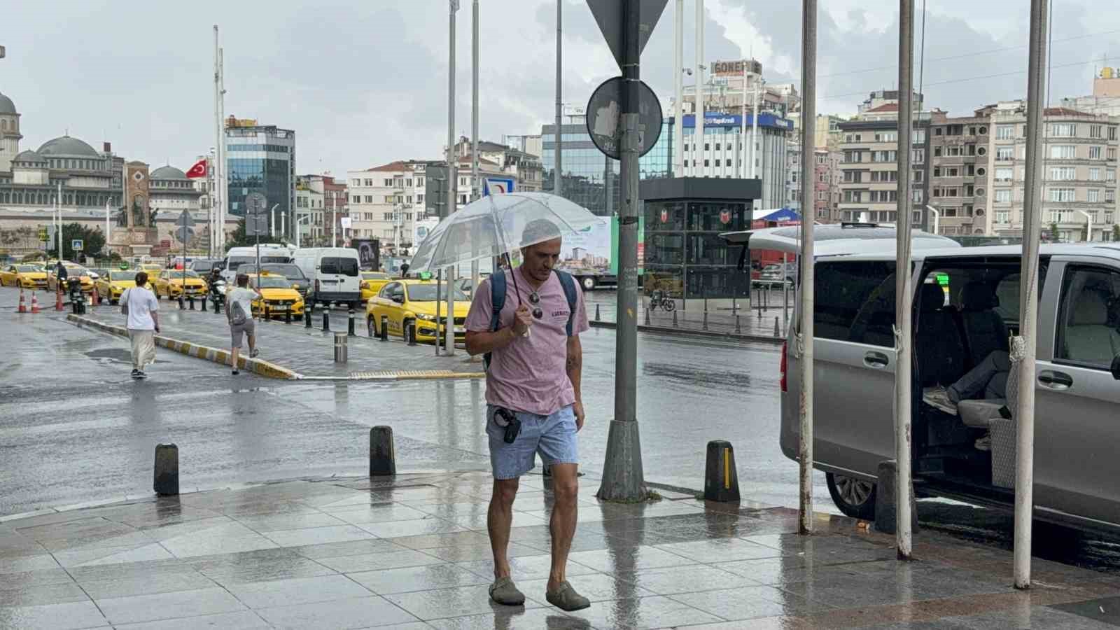 İstanbul’da yağmur etkili oldu: Taksim Meydanı ve çevresinde bazı vatandaşlar şemsiye açtı