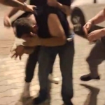 Esenyurt’ta şüpheli hareketleriyle kadınları taciz eden şahsı mahalleli önce darp etti, daha sonra polise teslim etti