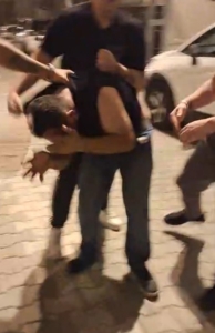 Esenyurt’ta şüpheli hareketleriyle kadınları taciz eden şahsı mahalleli önce darp etti, daha sonra polise teslim etti