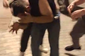 Esenyurt’ta şüpheli hareketleriyle kadınları taciz eden şahsı mahalleli önce darp etti, daha sonra polise teslim etti