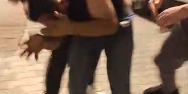 Esenyurt’ta şüpheli hareketleriyle kadınları taciz eden şahsı mahalleli önce darp etti, daha sonra polise teslim etti