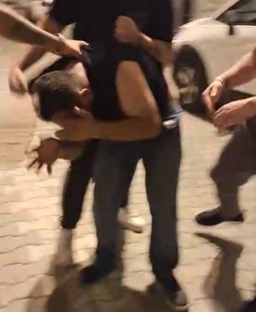 Esenyurt’ta şüpheli hareketleriyle kadınları taciz eden şahsı mahalleli önce darp etti, daha sonra polise teslim etti