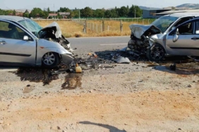 Balıkesir’de iki araç kafa kafaya çarpıştı: 1 ölü, 1 yaralı