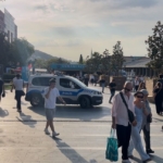 Bıçakla geldi tek yumrukta yere serdi...O anlar kamerada