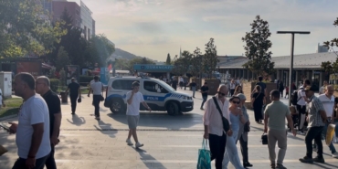 Bıçakla geldi tek yumrukta yere serdi...O anlar kamerada