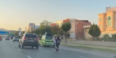 Trafikte motosikletiyle akrobasi yaptı