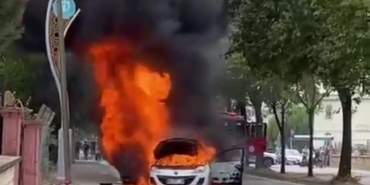 Alev alan otomobilden geriye hurda yığını kaldı