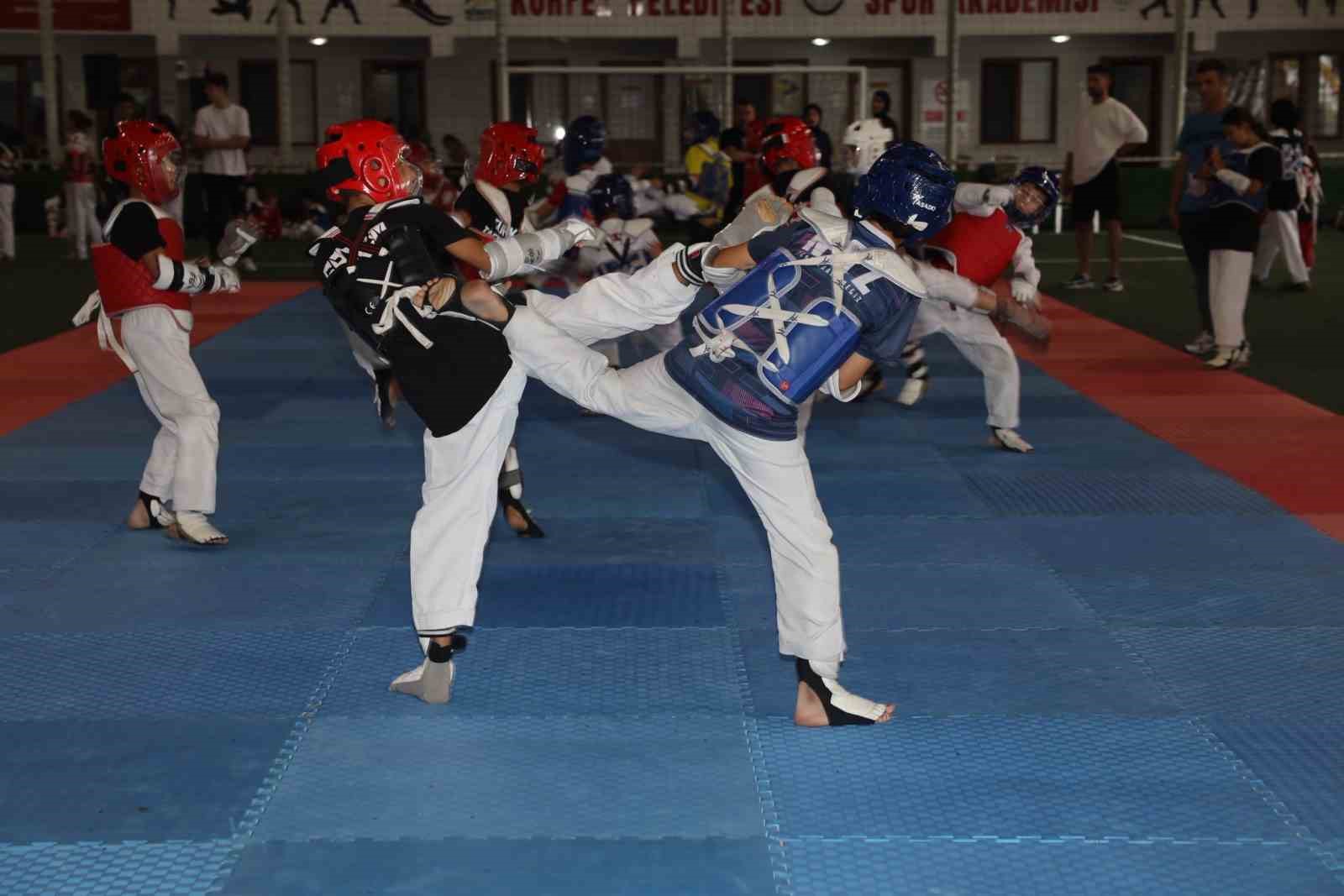 Taekwondo şenliğinde minikler hünerlerini sergiledi