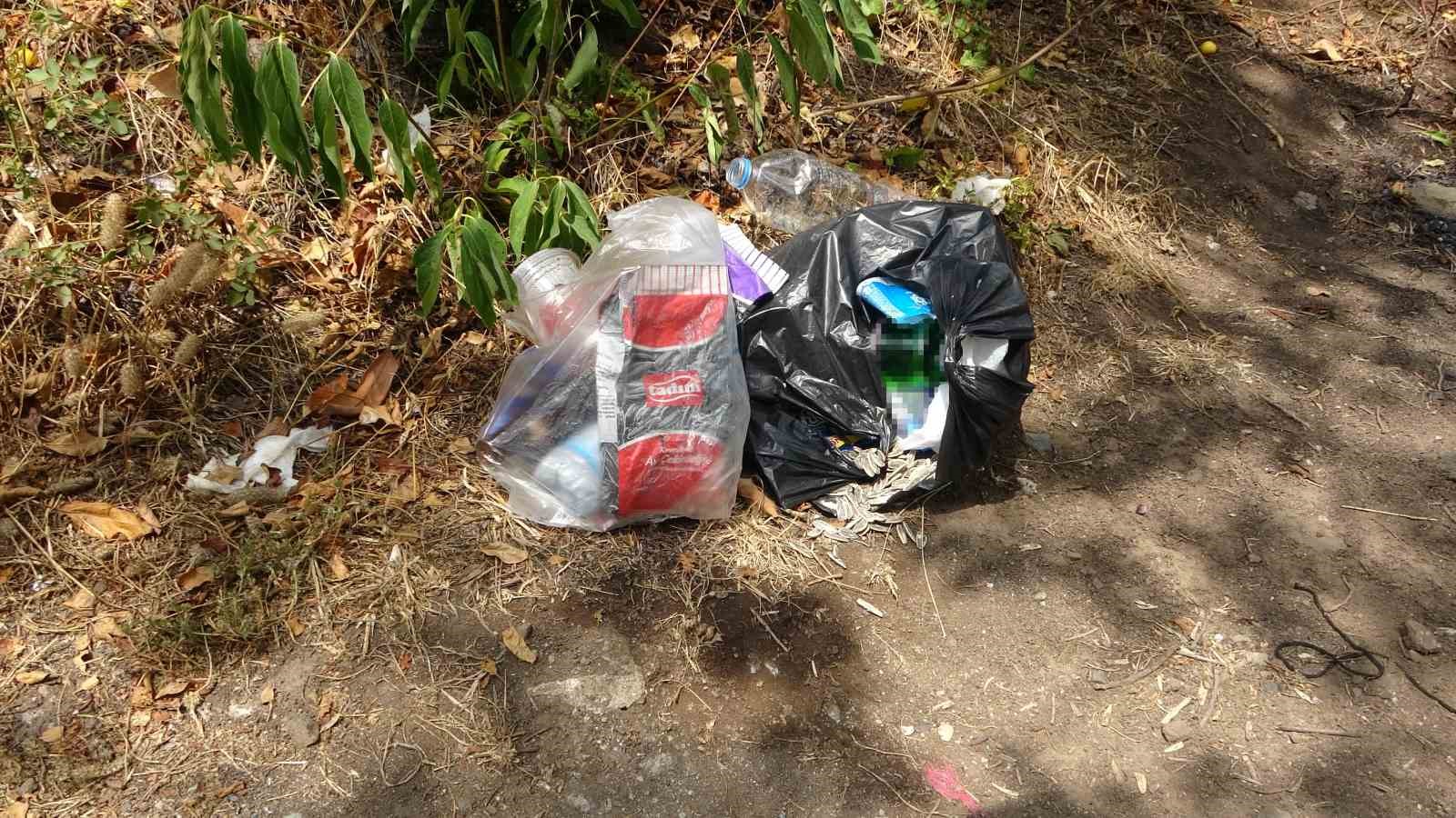 Kuraklık yetmedi, şimdi de çöplerle boğuşuyor