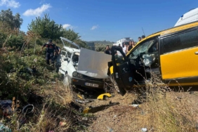Balıkesir’de ticari taksi otomobille kafa kafaya çarpıştı: 4 yaralı