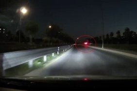 Beylikdüzü’nde aracıyla tehlikeli hareketler yapan maganda boş arsaya uçtu