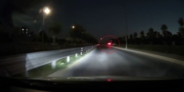 Beylikdüzü’nde aracıyla tehlikeli hareketler yapan maganda boş arsaya uçtu