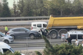 Kocaeli’de feci kaza: Motosiklet sürücüsü kamyonla otomobil arasına sıkıştı