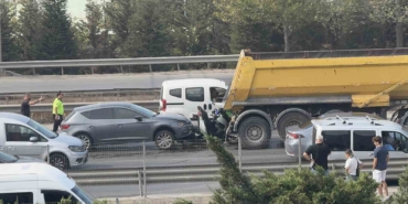 Kocaeli’de feci kaza: Motosiklet sürücüsü kamyonla otomobil arasına sıkıştı
