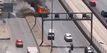 Esenyurt’ta alev alev yanan kamyonet, E-5’te sürücüsüz ilerledi