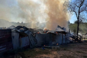 Alevlere teslim olan samanlık kullanılamaz hale geldi