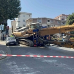 Küçükçekmece’de tırdan düşen iş makinesi araca çarptı