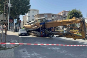 Küçükçekmece’de tırdan düşen iş makinesi araca çarptı