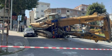 Küçükçekmece’de tırdan düşen iş makinesi araca çarptı