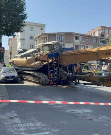 Küçükçekmece’de tırdan düşen iş makinesi araca çarptı