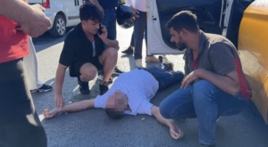 Beyoğlu’nda taksici baygınlık geçirdi: Vatandaşlar başından ayrılmadı