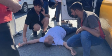 Beyoğlu’nda taksici baygınlık geçirdi: Vatandaşlar başından ayrılmadı