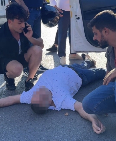 Beyoğlu’nda taksici baygınlık geçirdi: Vatandaşlar başından ayrılmadı