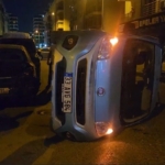 Beylikdüzü’nde otomobil ile çarpışan hafif ticari araç yan yattı
