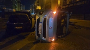 Beylikdüzü’nde otomobil ile çarpışan hafif ticari araç yan yattı