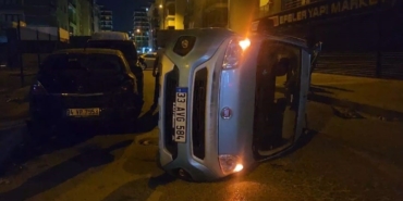 Beylikdüzü’nde otomobil ile çarpışan hafif ticari araç yan yattı