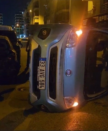 Beylikdüzü’nde otomobil ile çarpışan hafif ticari araç yan yattı