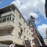 Küçükçekmece’de yıkımı yapılan binanın bir kısmı bir anda çöktü