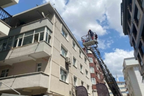 Küçükçekmece’de yıkımı yapılan binanın bir kısmı bir anda çöktü