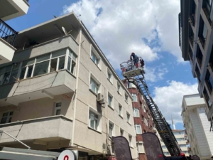 Küçükçekmece’de yıkımı yapılan binanın bir kısmı bir anda çöktü