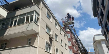 Küçükçekmece’de yıkımı yapılan binanın bir kısmı bir anda çöktü