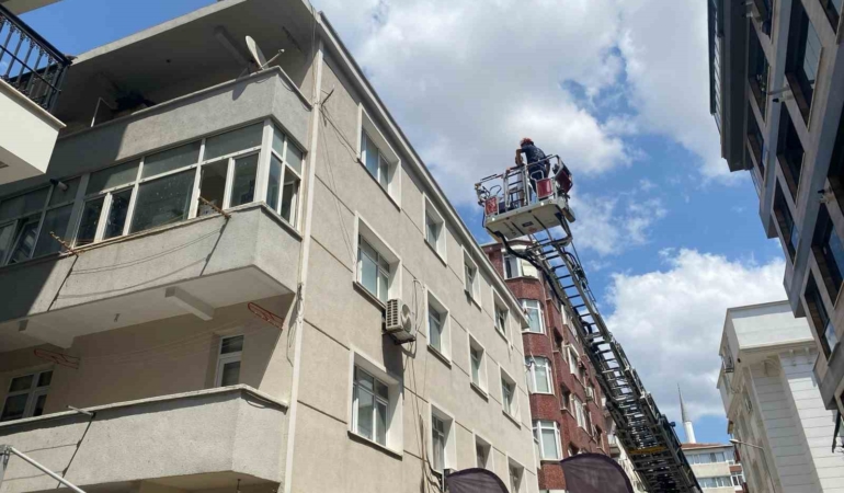 Küçükçekmece’de yıkımı yapılan binanın bir kısmı bir anda çöktü