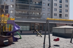 Parkta oynayan çocukları yerden yere vurdu