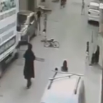 Bisikletiyle kontrolden çıkan çocuk otomobile çarptı, kaza anı kamerada