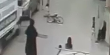 Bisikletiyle kontrolden çıkan çocuk otomobile çarptı, kaza anı kamerada