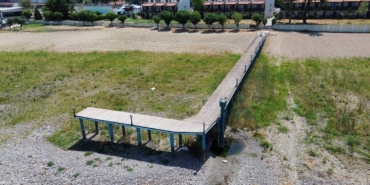 İznik Gölü’nün en büyük iskelesi karada kaldı