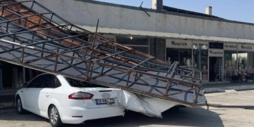 Susurluk’ta park halindeki araçların üzerine tabela devrildi