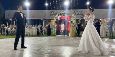 30 Ağustos’ta damat ve gelinden zeybek gösterisi