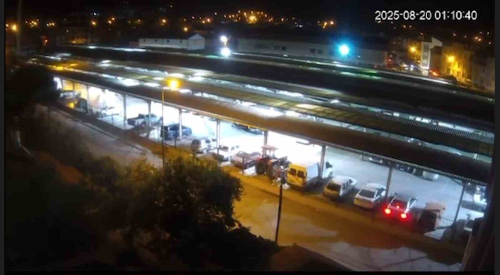 Sındırgı’da deprem anı güvenlik kamerasında